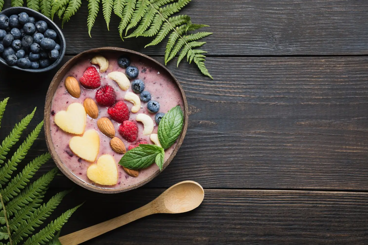 Domowe smoothie bowl - przepisy na kolorowe śniadanie