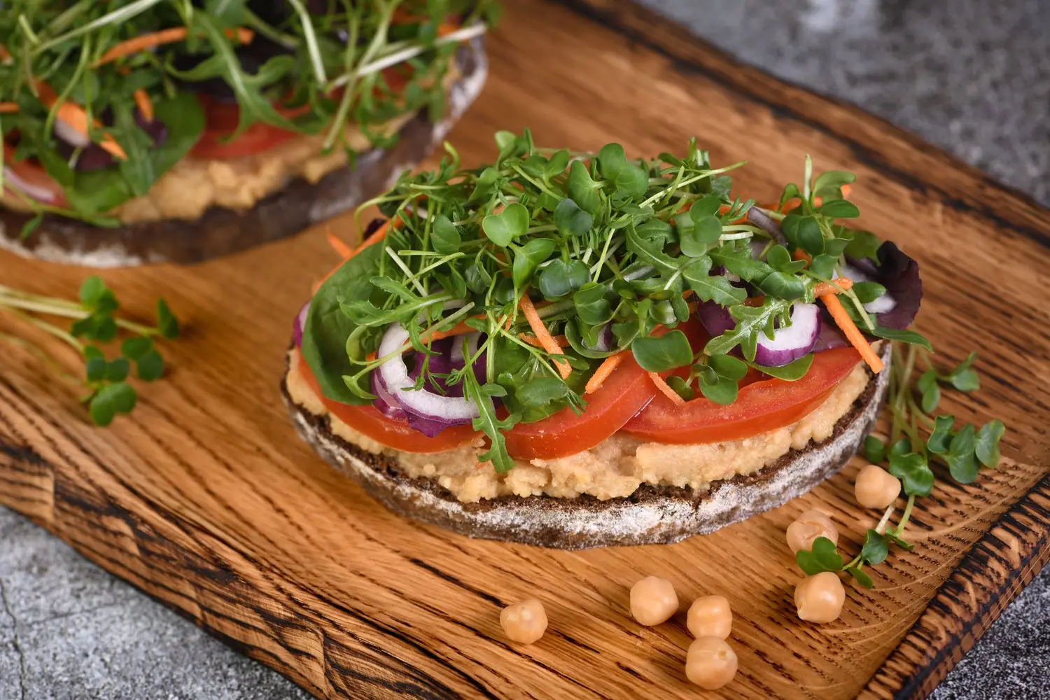 Wegańskie pasty śniadaniowe z dodatkiem microgreens