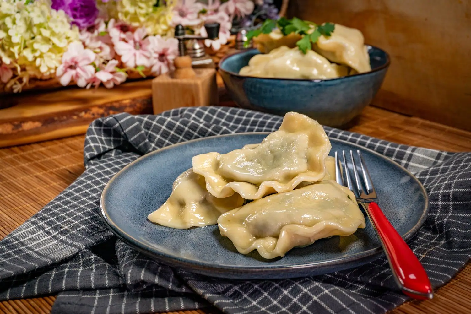 Wegańskie pierogi z kapustą kiszoną - przepis na domowe kluski