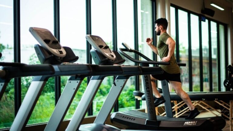 Mężczyzna robi trening cardio w siłowni na bieżni