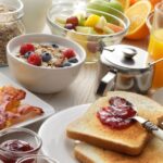 Zdrowe śniadanie z pieczywem, jajecznicą i owocami